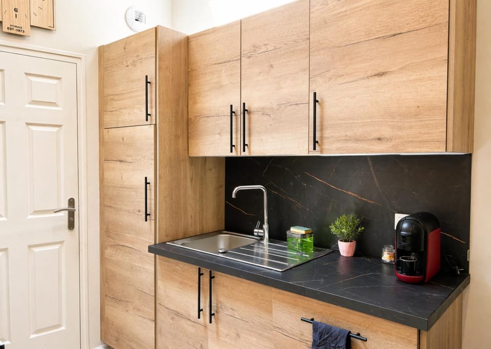 Coffee/tea facilities, Kitchen or kitchenette, dishwasher, stove