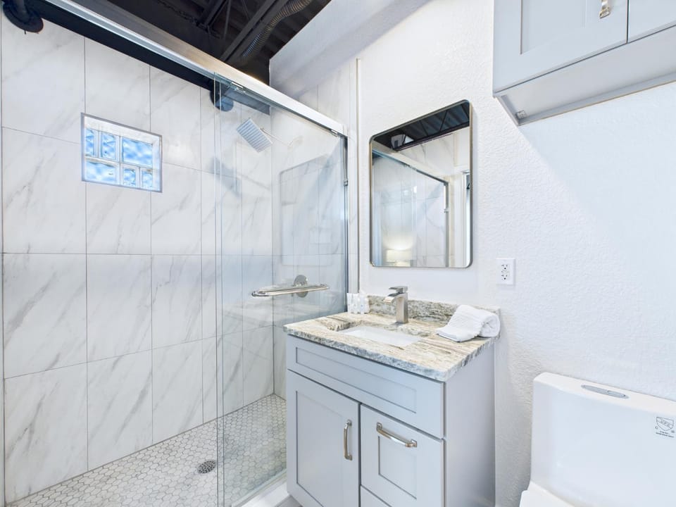 Sleek Coastal Loft Close to Port & Beach -Unit 205 Hotel in Cape Canaveral