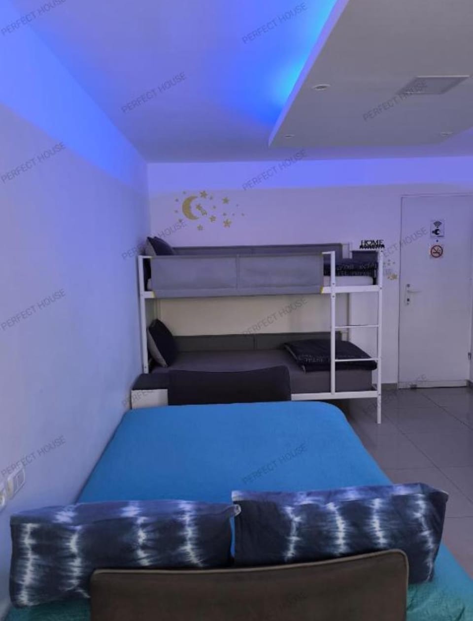 Bed, TV and multimedia, Coffee/tea facilities, Living room, Seating area, bunk bed, internet, microwave, oven, stove, stove, air conditioner, air conditioner