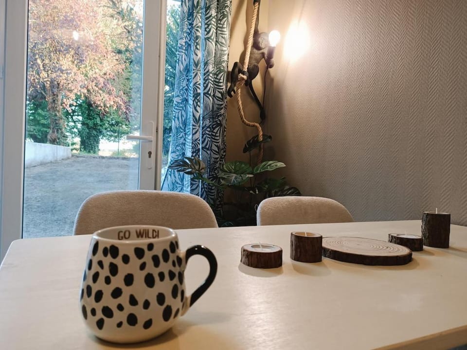 Coffee/tea facilities, Decorative detail, Seating area, Dining area, Garden view