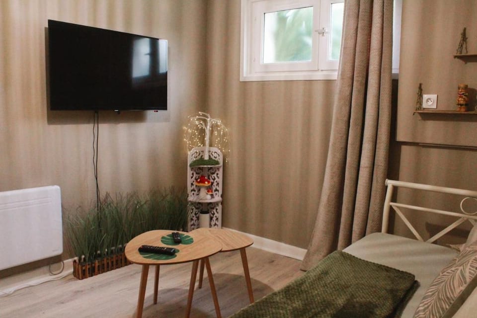 TV and multimedia, Living room, Seating area, internet
