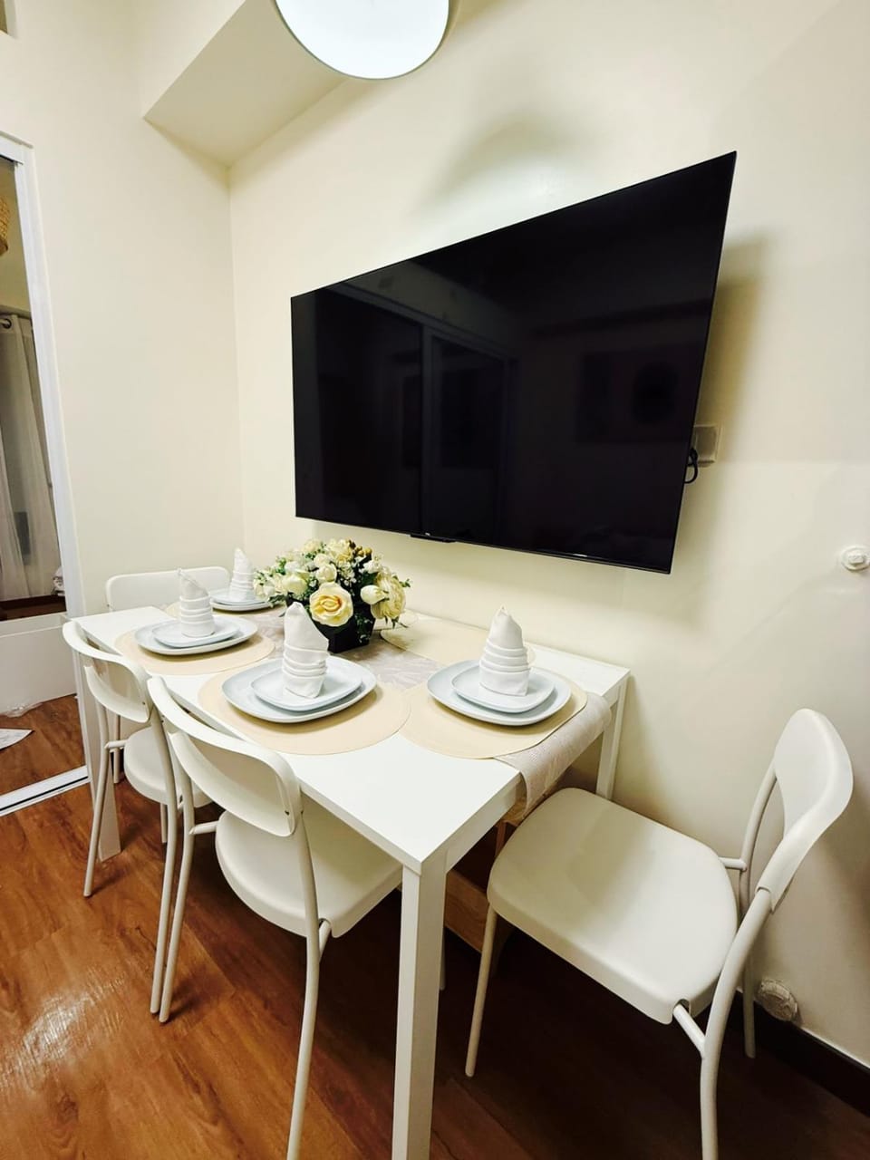 Communal lounge/ TV room, TV and multimedia, Living room, Seating area, Dining area, Evening entertainment