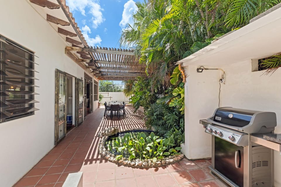Property building, Day, BBQ facilities, Garden, Garden, Garden view