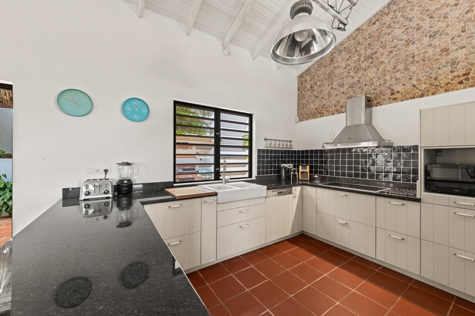 Kitchen or kitchenette, dishwasher, stove