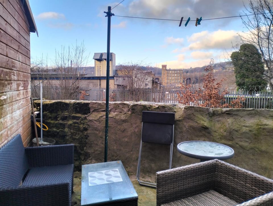 Canalside View House - Modern 11 Bed Retreat in the Yorkshire Dales Apartment in Huddersfield