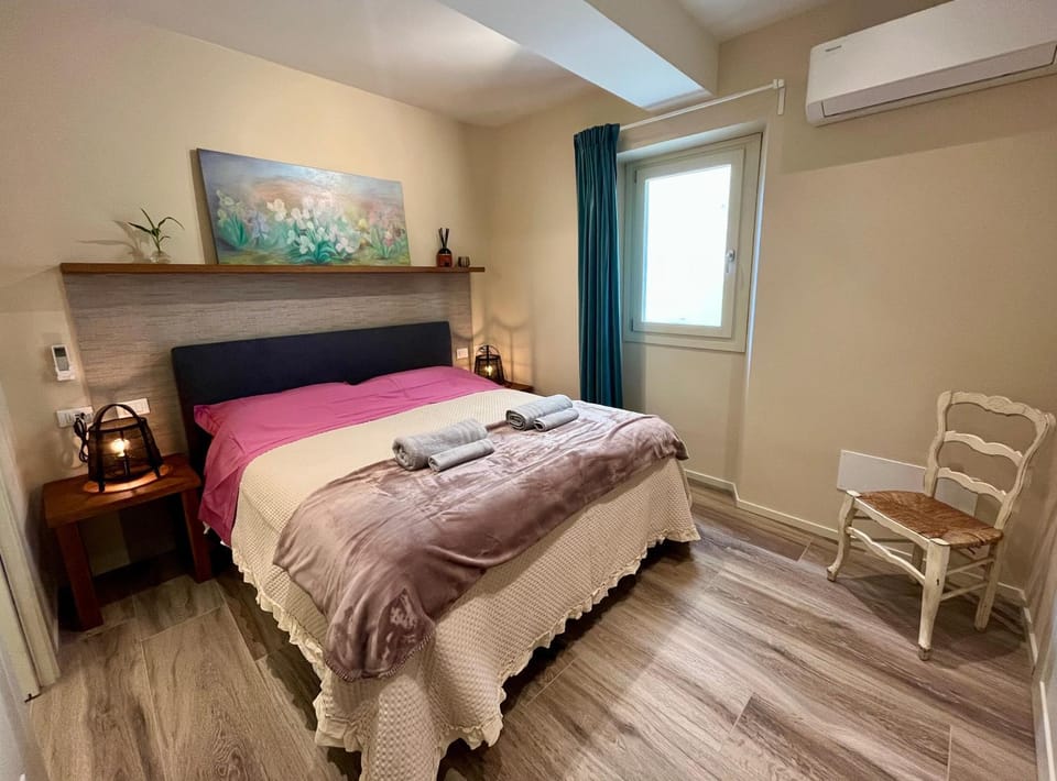 Bed, Decorative detail, Bedroom, towels
