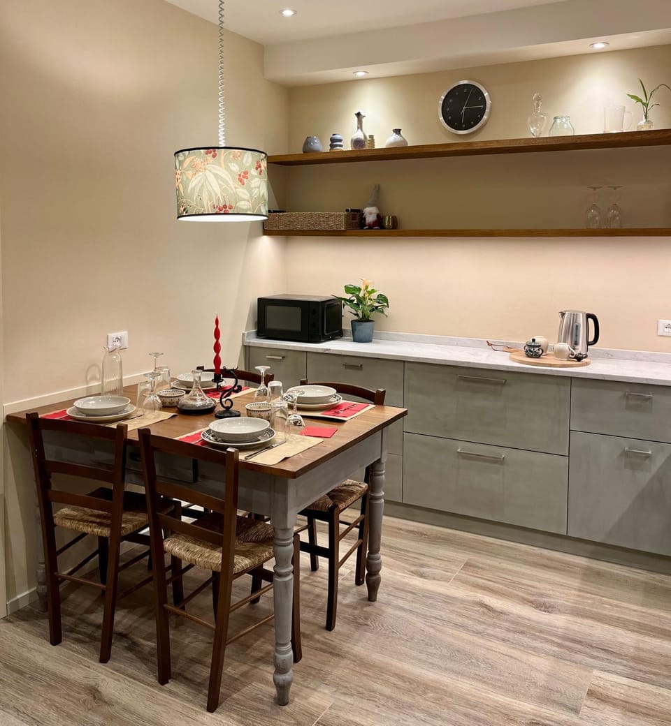 Coffee/tea facilities, Living room, Seating area, Dining area, microwave, oven, kitchen