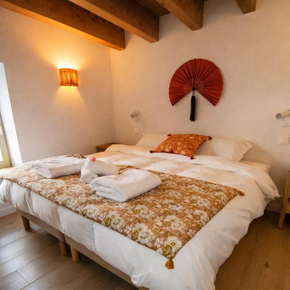 Bed, Bedroom, towels