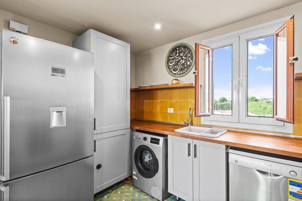 Kitchen or kitchenette, dishwasher, washing machine