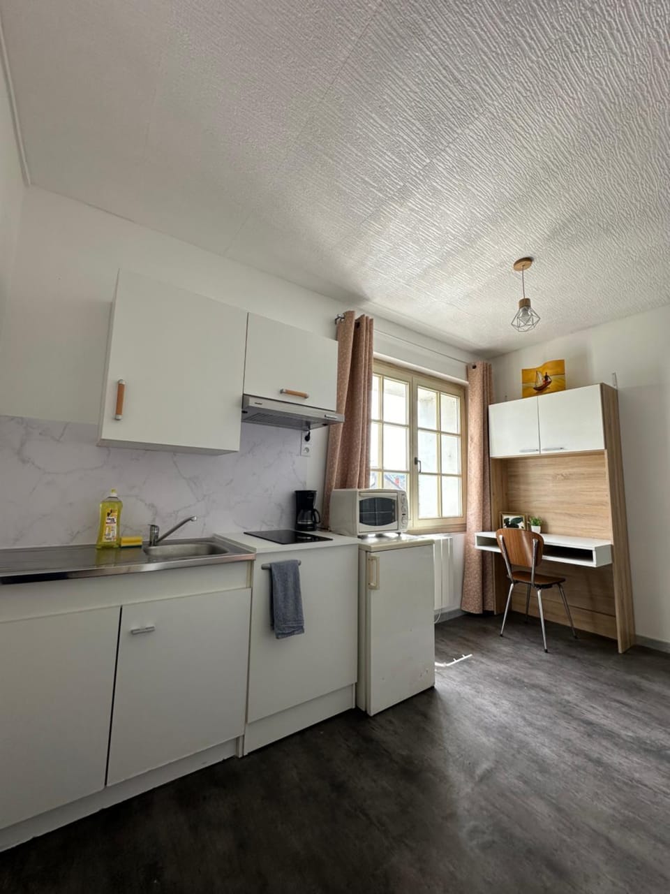 Kitchen or kitchenette, Dining area, stove