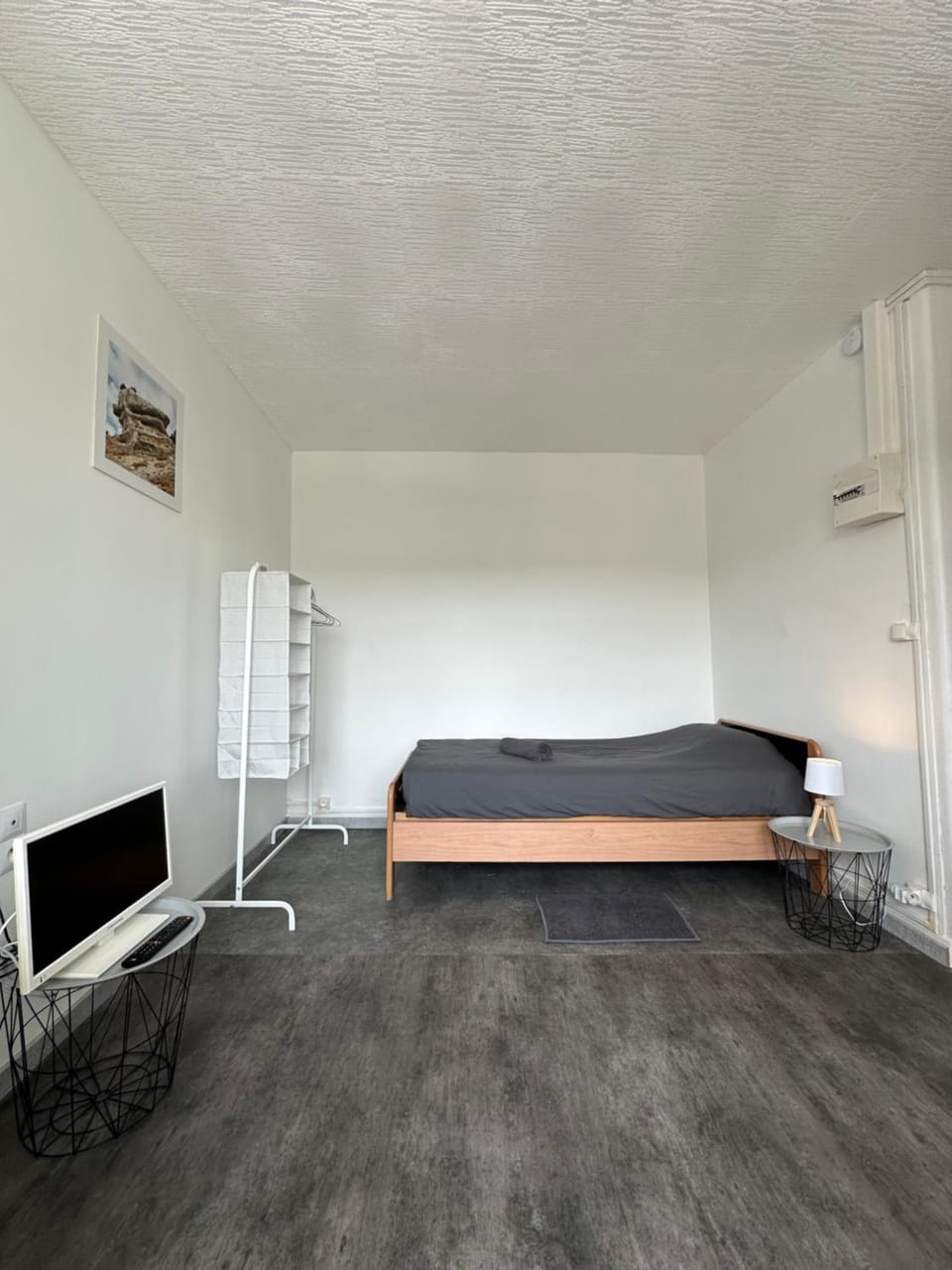 Bed, TV and multimedia, Photo of the whole room, Bedroom