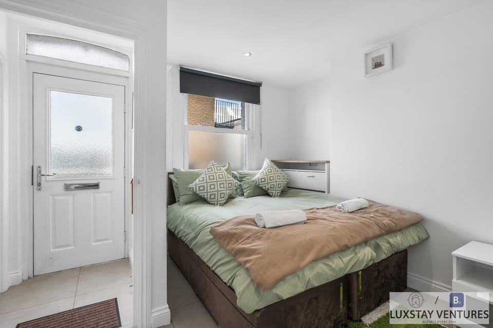 Bed, Photo of the whole room, towels