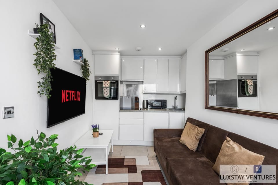 Communal lounge/ TV room, TV and multimedia, Kitchen or kitchenette, Living room, Seating area, Evening entertainment, oven, pet friendly, stove