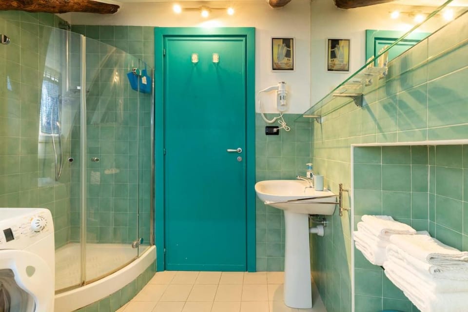 Shower, Toilet, Bathroom, towels