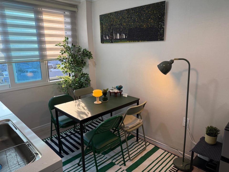 Seating area, Dining area