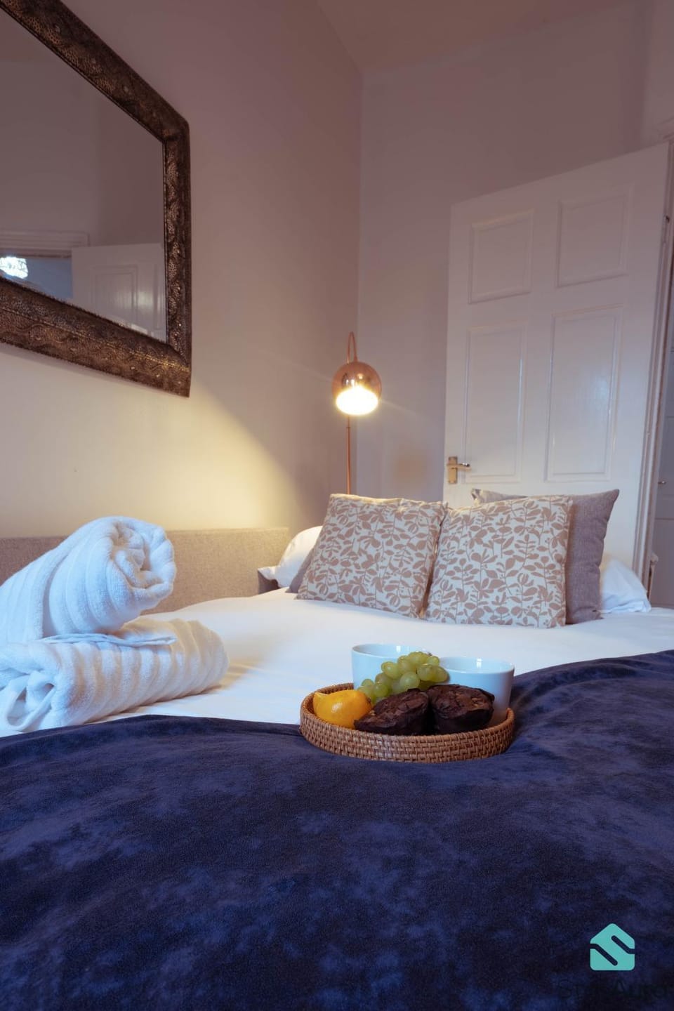 Photo of the whole room, Bedroom