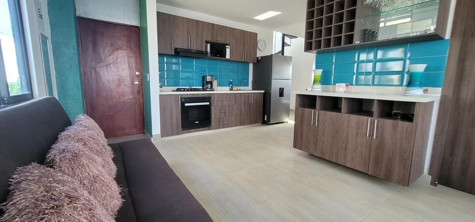 Kitchen or kitchenette, minibar, stove
