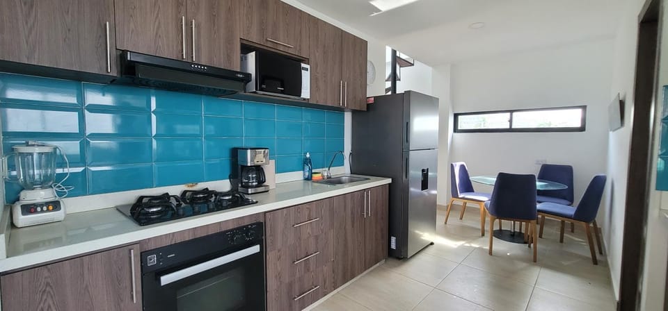 Coffee/tea facilities, Kitchen or kitchenette, Dining area, oven, pet friendly, stove