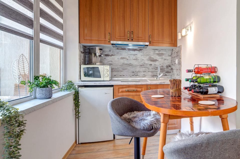 Kitchen or kitchenette, Dining area