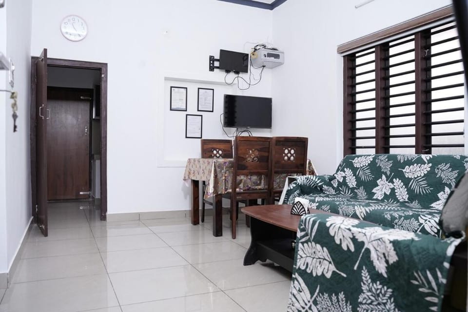 Communal lounge/ TV room, TV and multimedia, Living room, Seating area, Evening entertainment