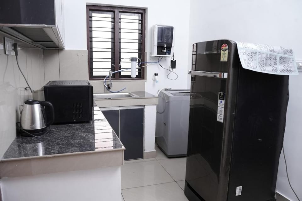 Coffee/tea facilities, Kitchen or kitchenette, oven, stove