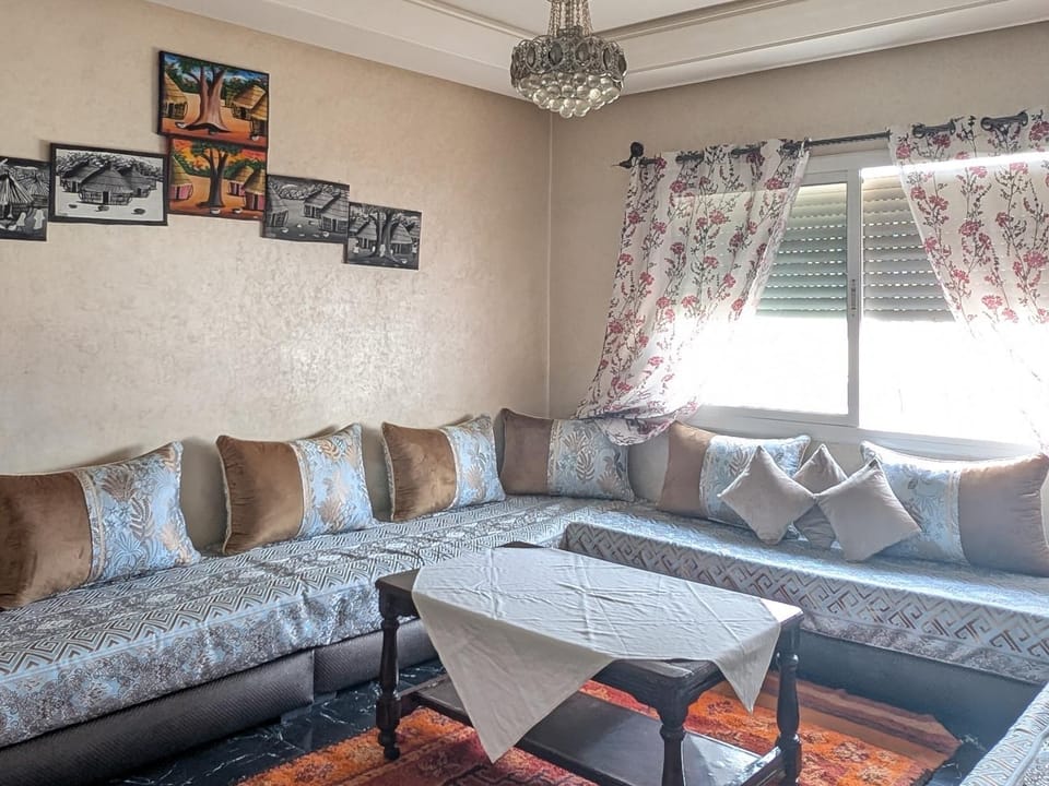 Bed, Living room, Photo of the whole room, Seating area, Bedroom