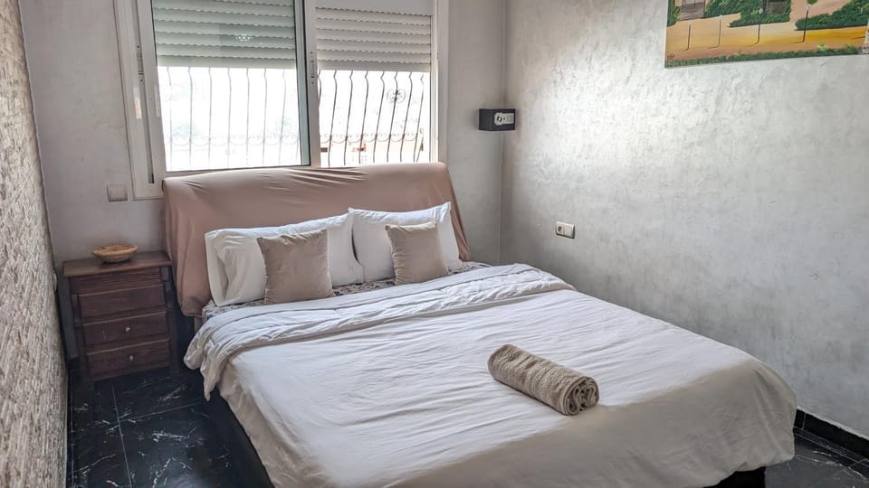 Bed, Photo of the whole room, Bedroom, towels