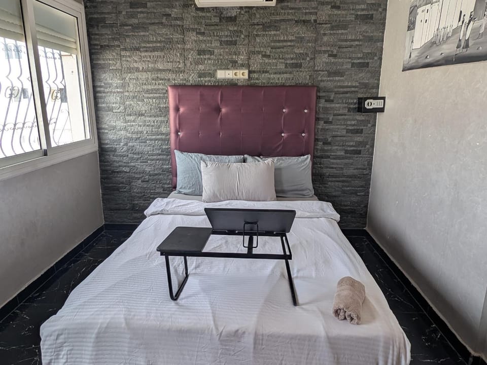 Bed, Living room, Photo of the whole room, Seating area, Bedroom, towels