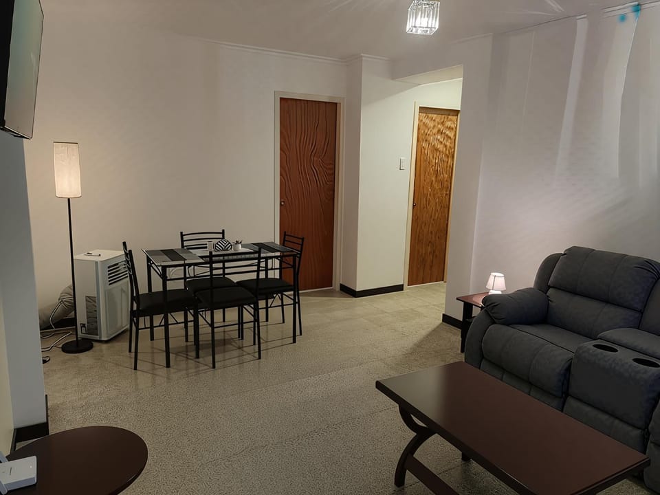 Apartamento Remodelado y Equipado con 2 Habitaciones ubicado en la mejor zona del Centro de Caracas cerca del Centro Comercial Sambil Candelaria con Ascensor Operativo y Suministro de Agua Apartment in Caracas