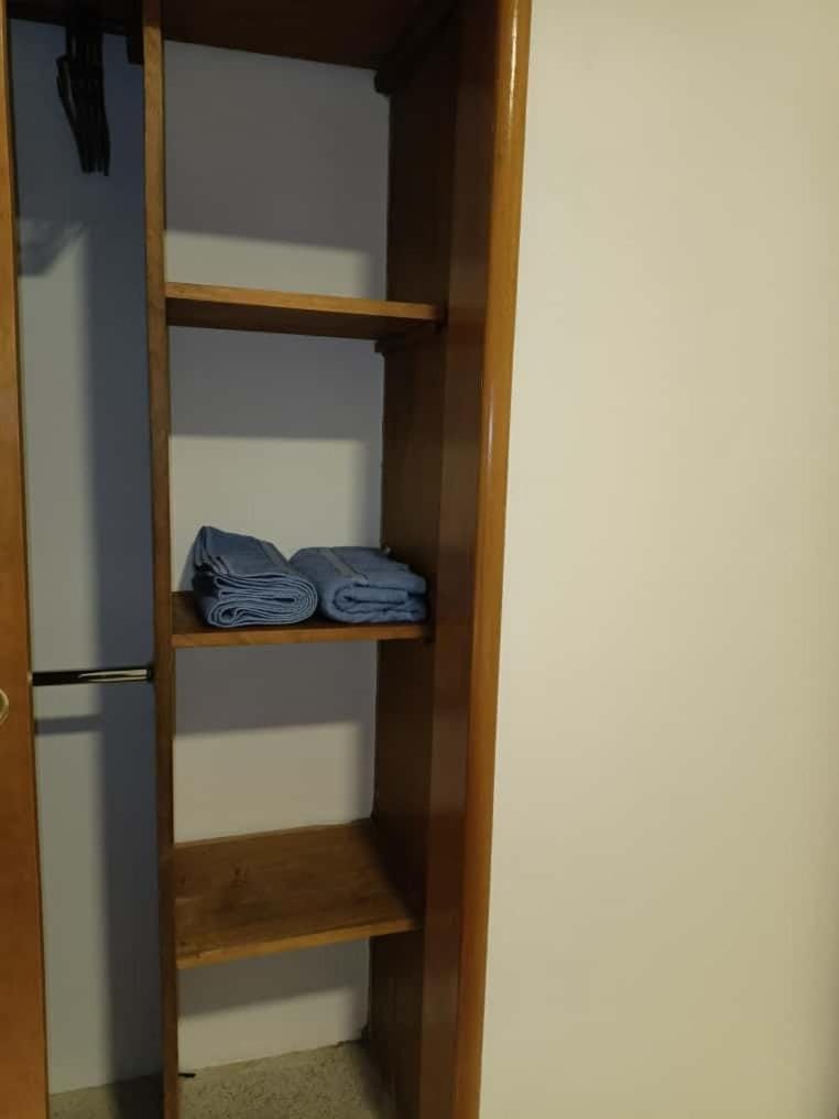 Apartamento Remodelado y Equipado con 2 Habitaciones ubicado en la mejor zona del Centro de Caracas cerca del Centro Comercial Sambil Candelaria con Ascensor Operativo y Suministro de Agua Apartment in Caracas