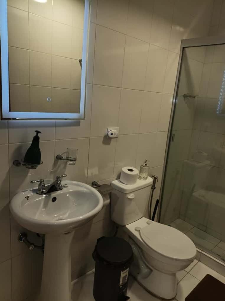 Apartamento Remodelado y Equipado con 2 Habitaciones ubicado en la mejor zona del Centro de Caracas cerca del Centro Comercial Sambil Candelaria con Ascensor Operativo y Suministro de Agua Apartment in Caracas