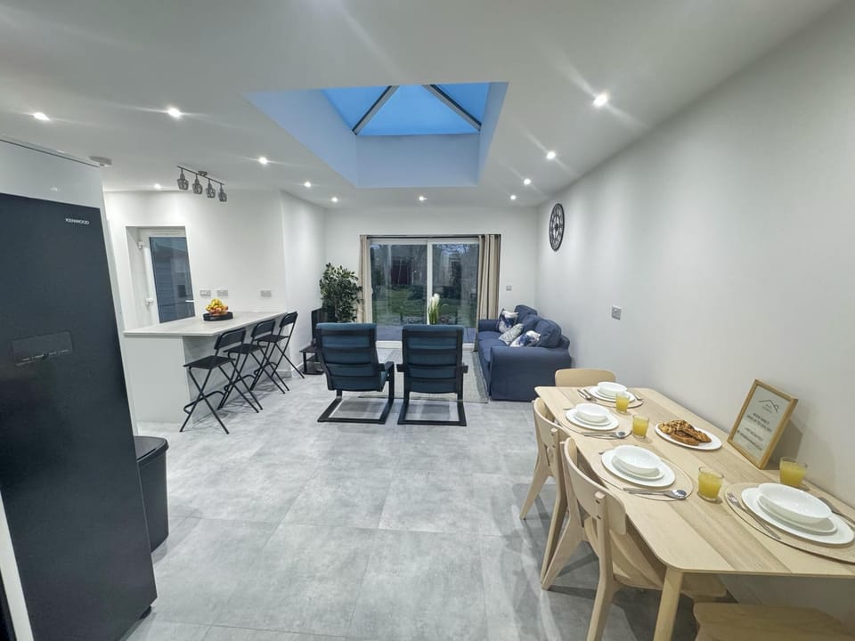 Kitchen or kitchenette, Living room, Seating area, Dining area