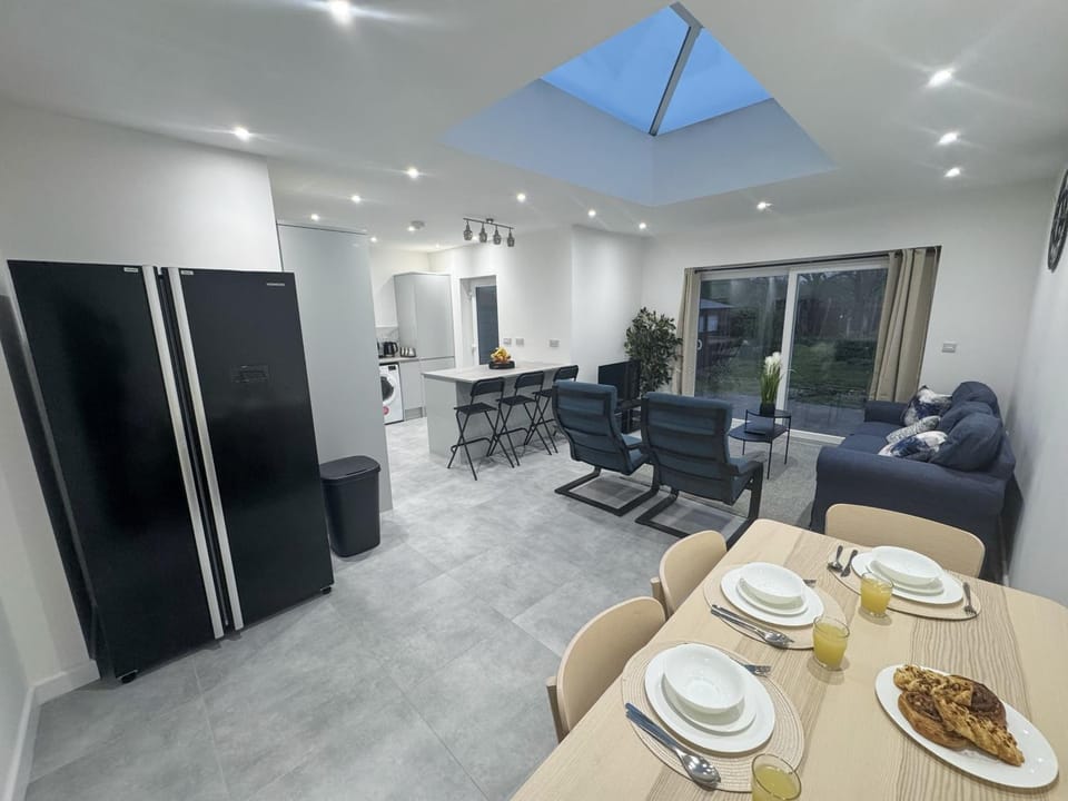 Coffee/tea facilities, Kitchen or kitchenette, Living room, Food and drinks, Seating area, Dining area, Food