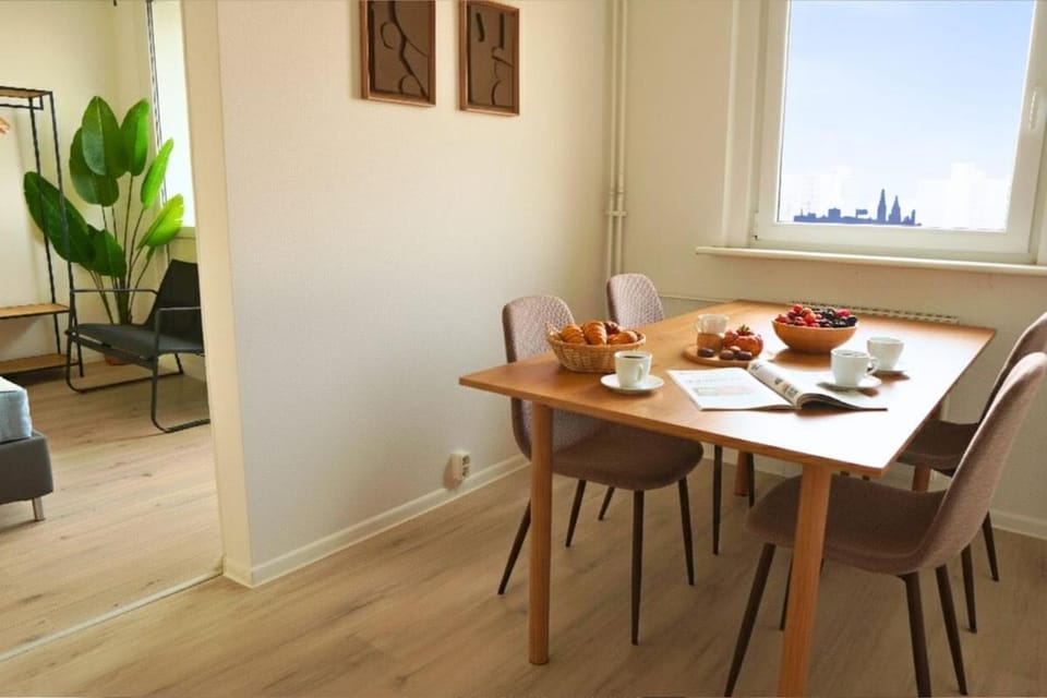 Food and drinks, Seating area, Dining area, Food