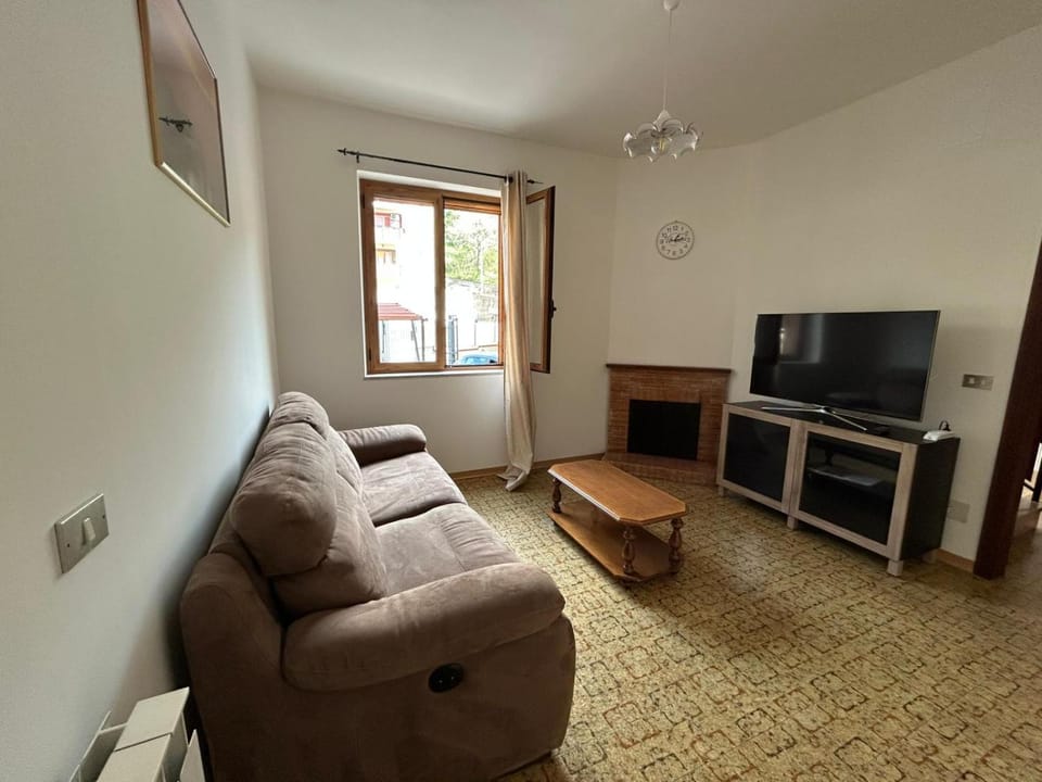 Communal lounge/ TV room, TV and multimedia, Living room, Seating area, Evening entertainment