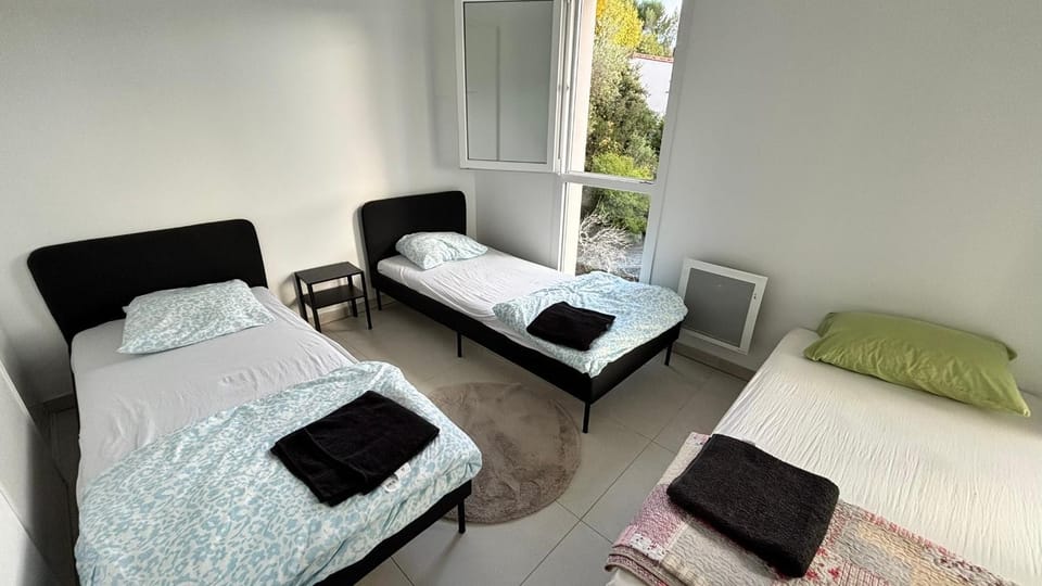 Bed, Bedroom, towels