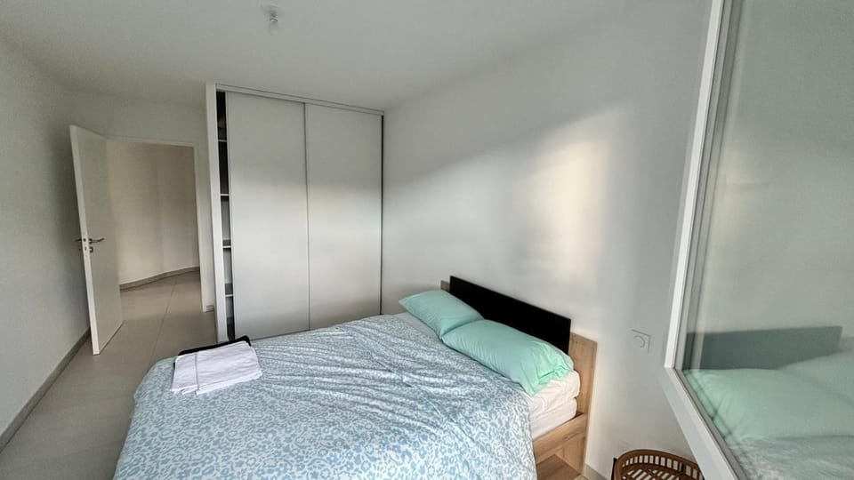 Bed, Bedroom, towels, wardrobe