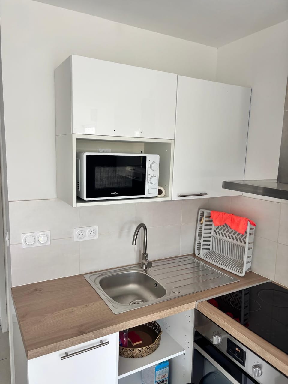 Kitchen or kitchenette, microwave, stove, stove, kitchen
