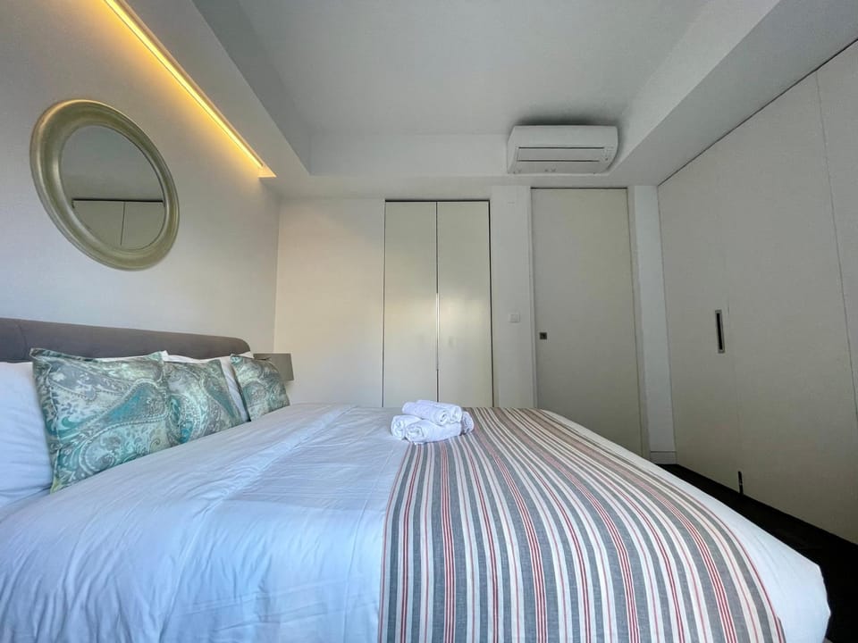 Bed, Photo of the whole room, Bedroom, wardrobe, air conditioner