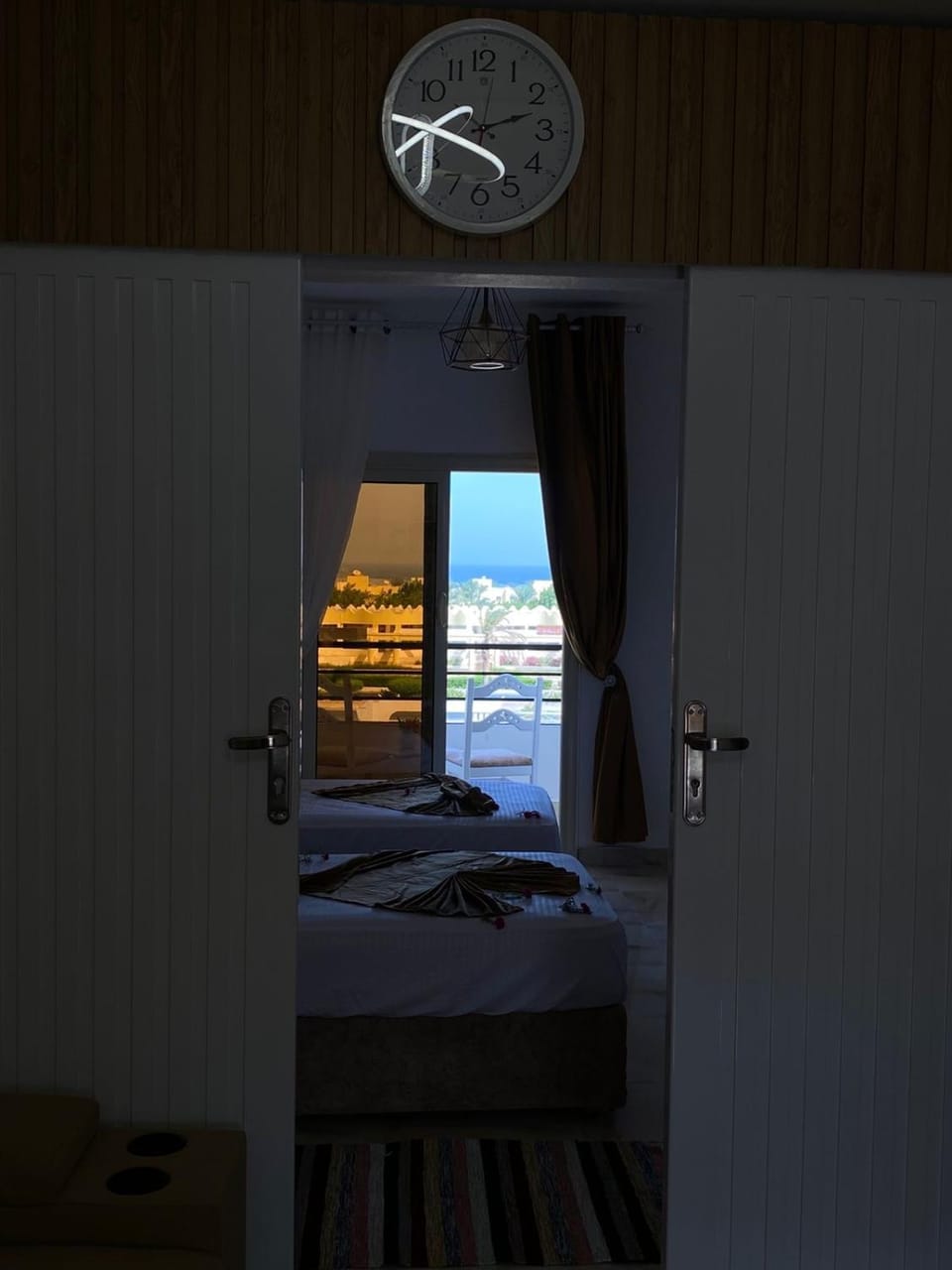 Bed, Natural landscape, Photo of the whole room, Bedroom