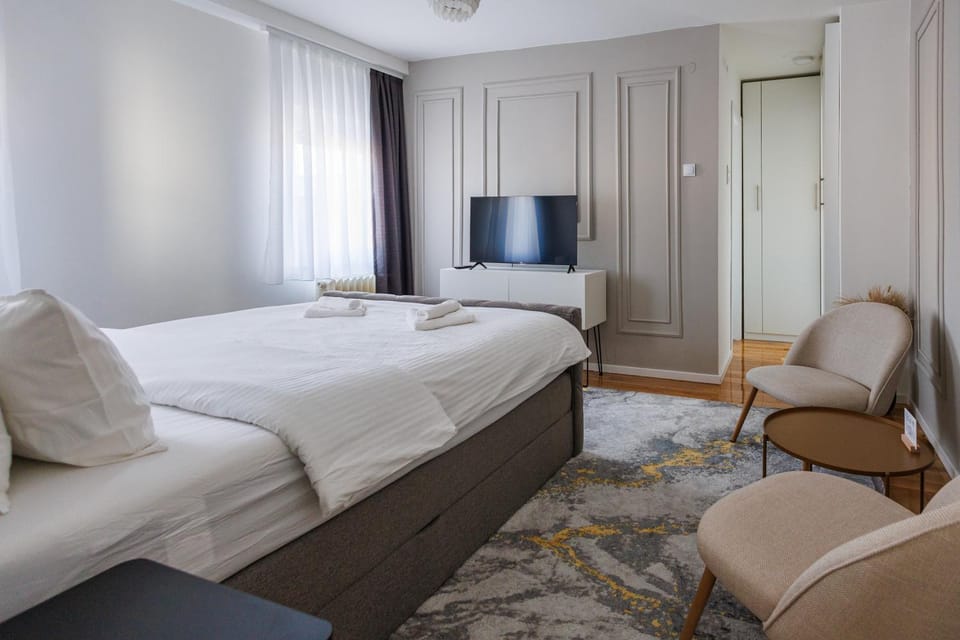 Communal lounge/ TV room, Bed, TV and multimedia, Living room, Bedroom