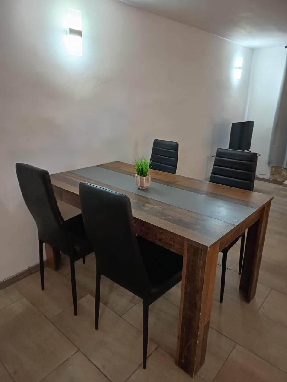 100 qm Apartment,WLAN, TV free Parking,24 h check-in, ,full kitchen,Untergeschoss ,3 Schlafzimmer -Wohnzimmer integriert Apartment in Hanover
