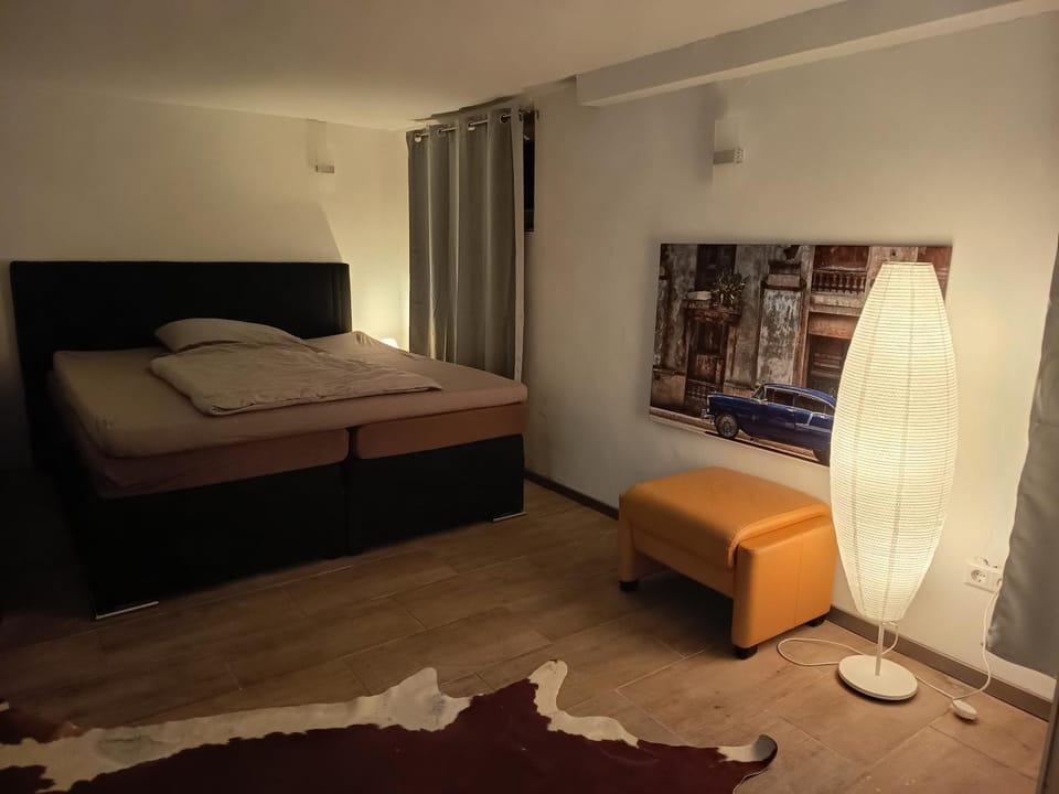 100 qm Apartment,WLAN, TV free Parking,24 h check-in, ,full kitchen,Untergeschoss ,3 Schlafzimmer -Wohnzimmer integriert Apartment in Hanover