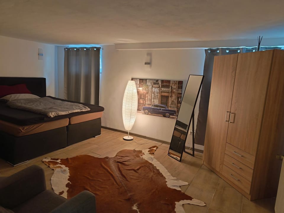 120 qm Apartment,WLAN, TV free Parking,24 h check-in, ,full kitchen,Untergeschoss ,3 Schlafzimmer -Wohnzimmer integriert Apartment in Hanover