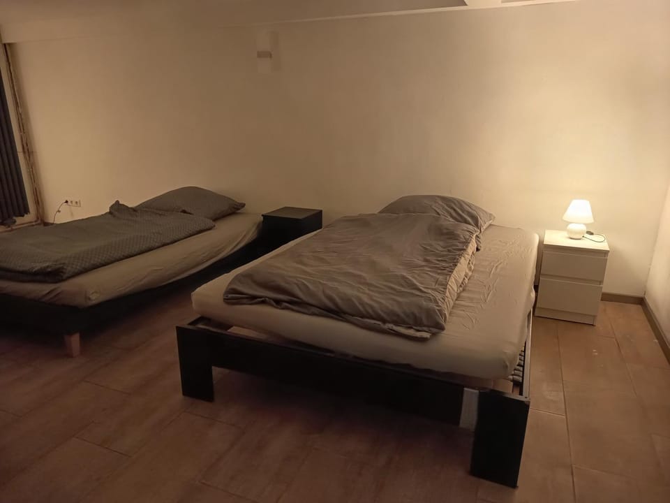 100 qm Apartment,WLAN, TV free Parking,24 h check-in, ,full kitchen,Untergeschoss ,3 Schlafzimmer -Wohnzimmer integriert Apartment in Hanover