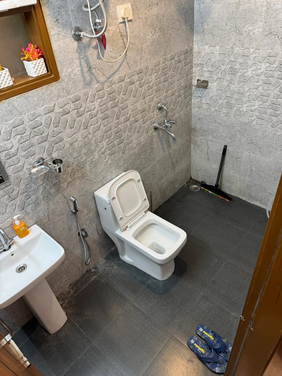 Vintage Themed apartment, private Cozy space with fast wifi in Delhi NCR Apartment in New Delhi