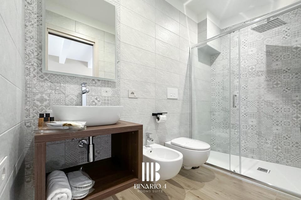 Shower, Toilet, Bathroom, bidet, towels
