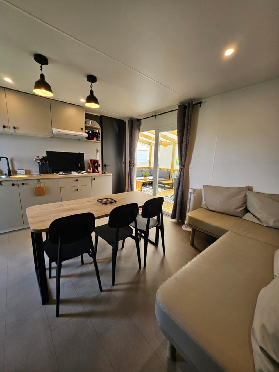 Kitchen or kitchenette, Living room, Seating area, Dining area