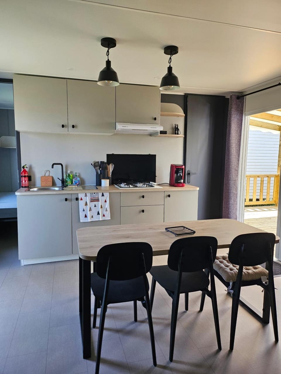 Kitchen or kitchenette, Dining area, oven, pet friendly, stove