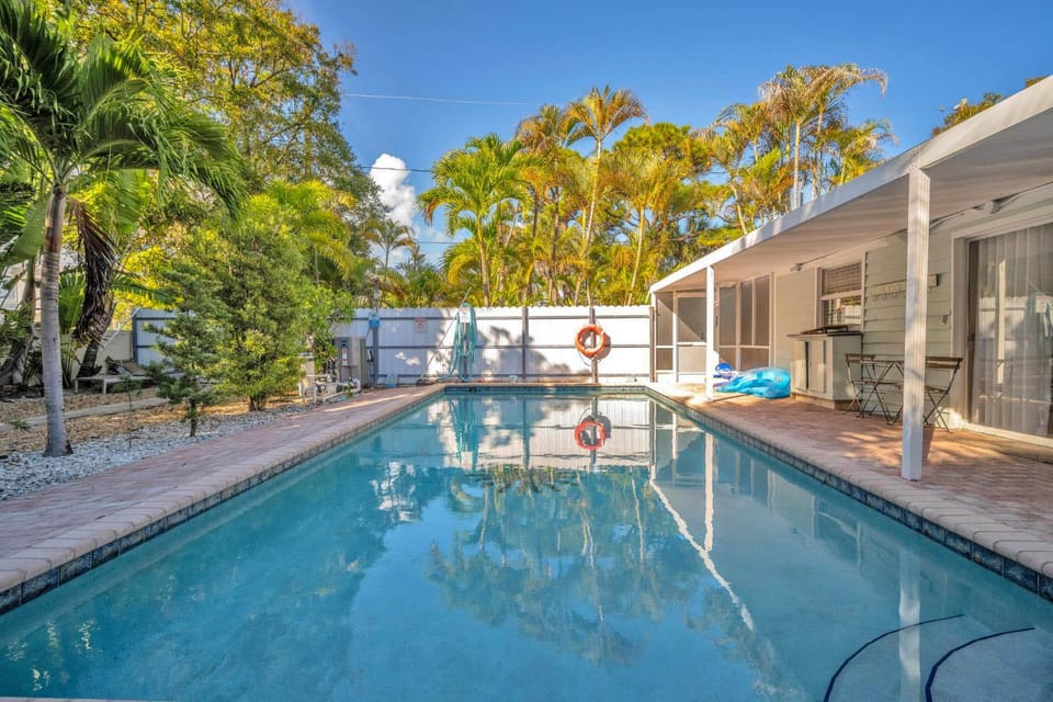The Jute Box - Pool - Waterview - Wilton Drive Apartment in Wilton Manors